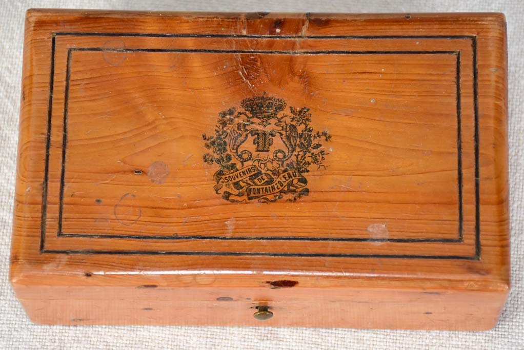 Old-world Fountainebleu memento box