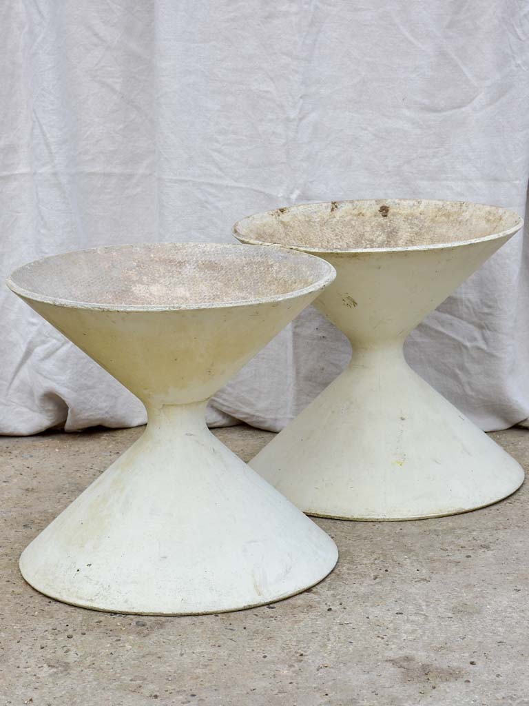 Rare pair of broad white Willy Guhl diabolo planters 18½"