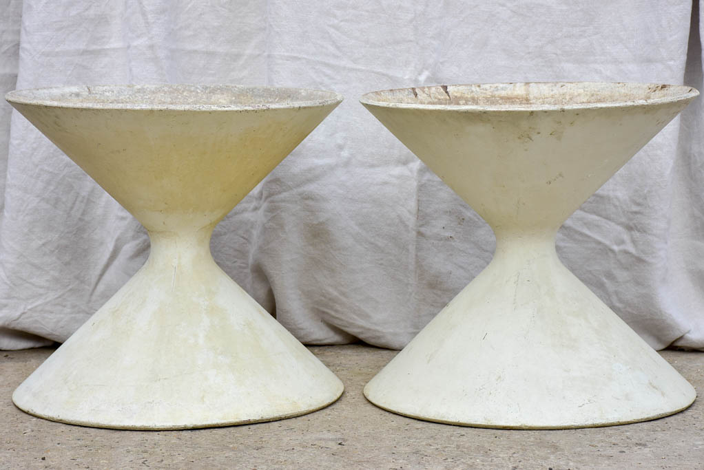 Rare pair of broad white Willy Guhl diabolo planters 18½"