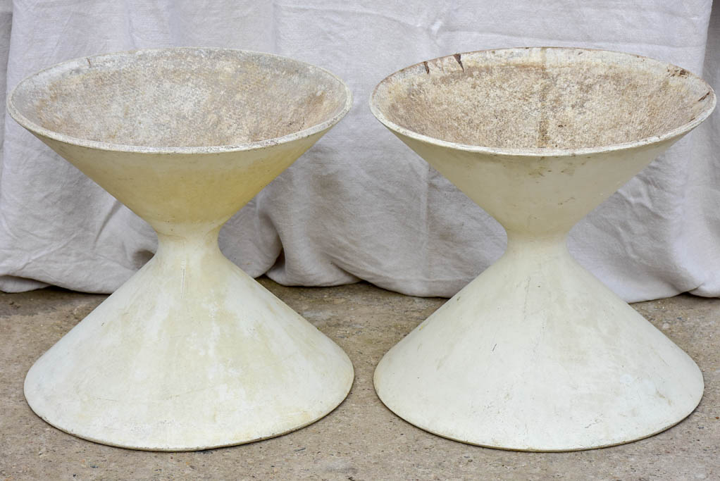 Rare pair of broad white Willy Guhl diabolo planters 18½"