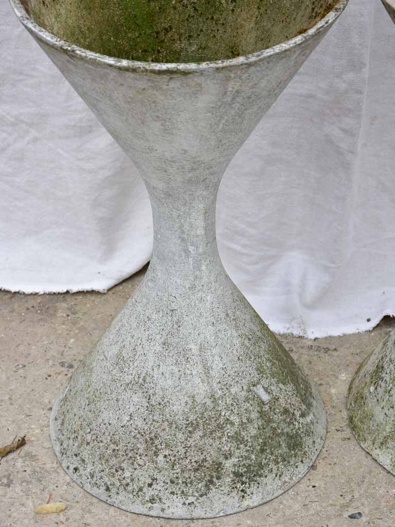 Pair of Willy Guhl diabolo planters 25¼"