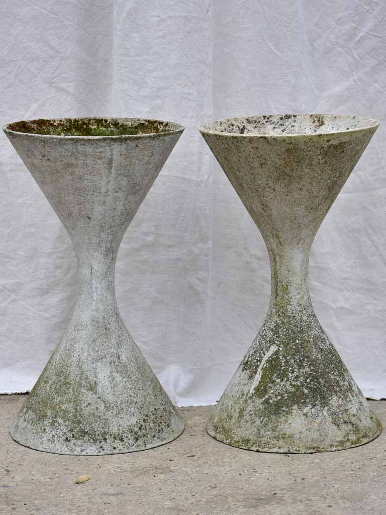 Pair of Willy Guhl diabolo planters 25¼"