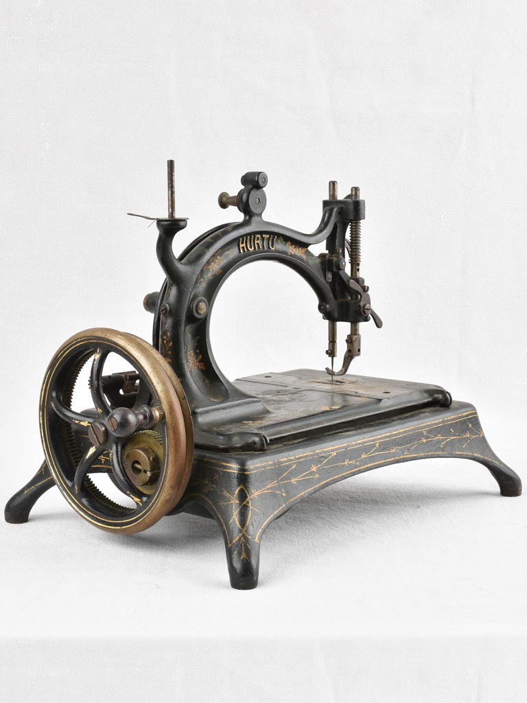 19th century Sewing Machine (Hurtu)