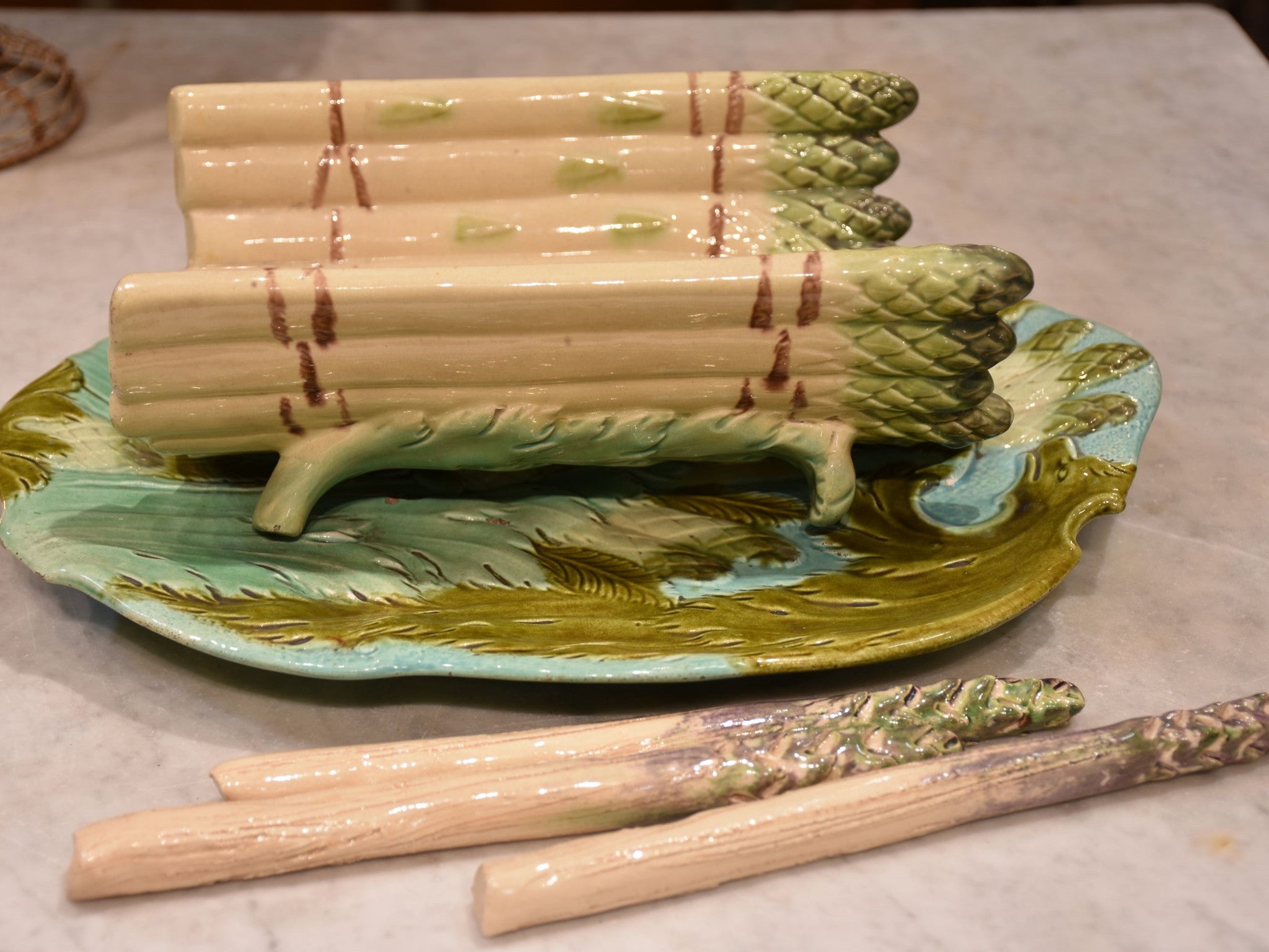 Asparagus cradle (Faience Barbotine Majolica)