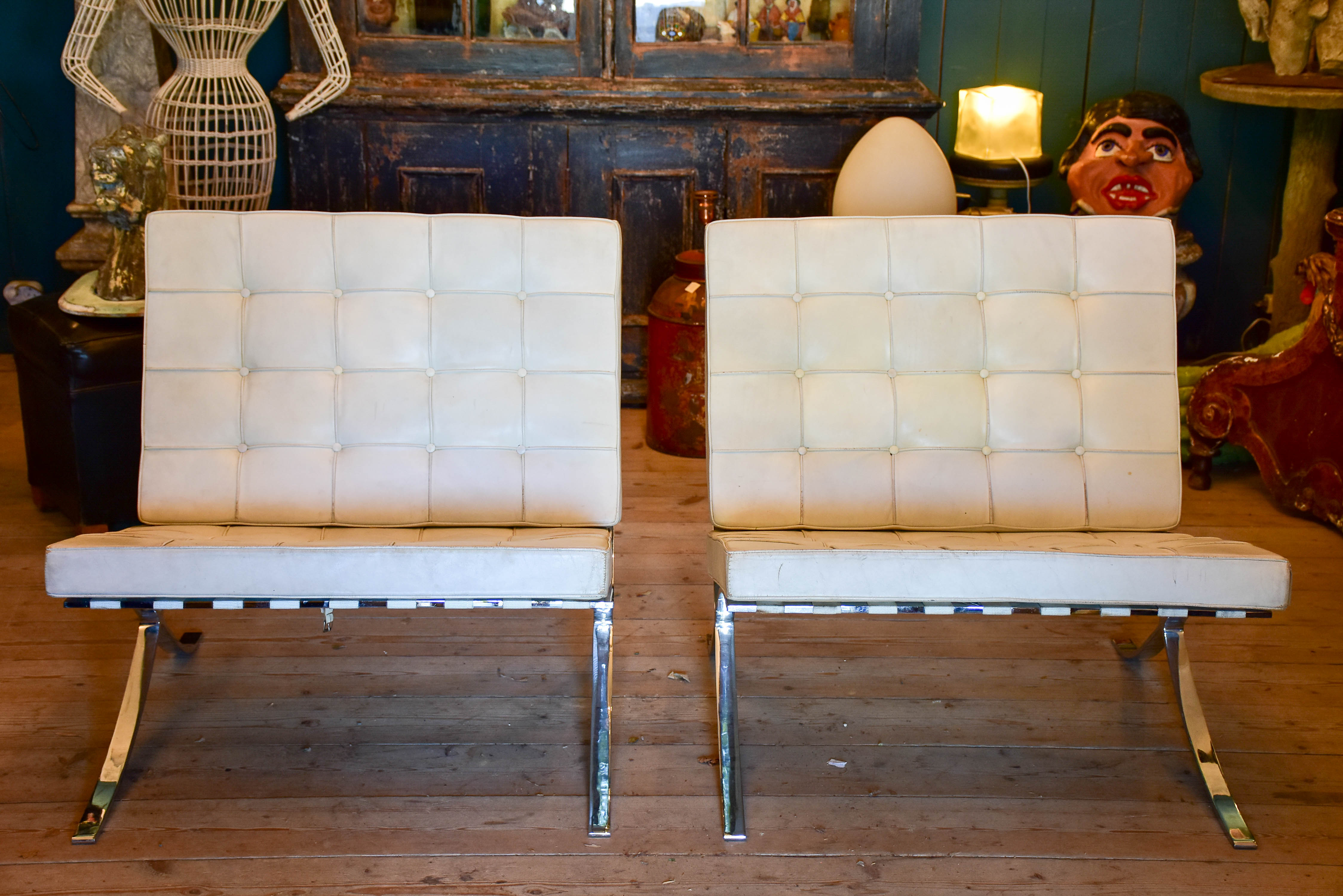 Pair of original Barcelona chairs with white leather - Mies van der Rohe for Knoll