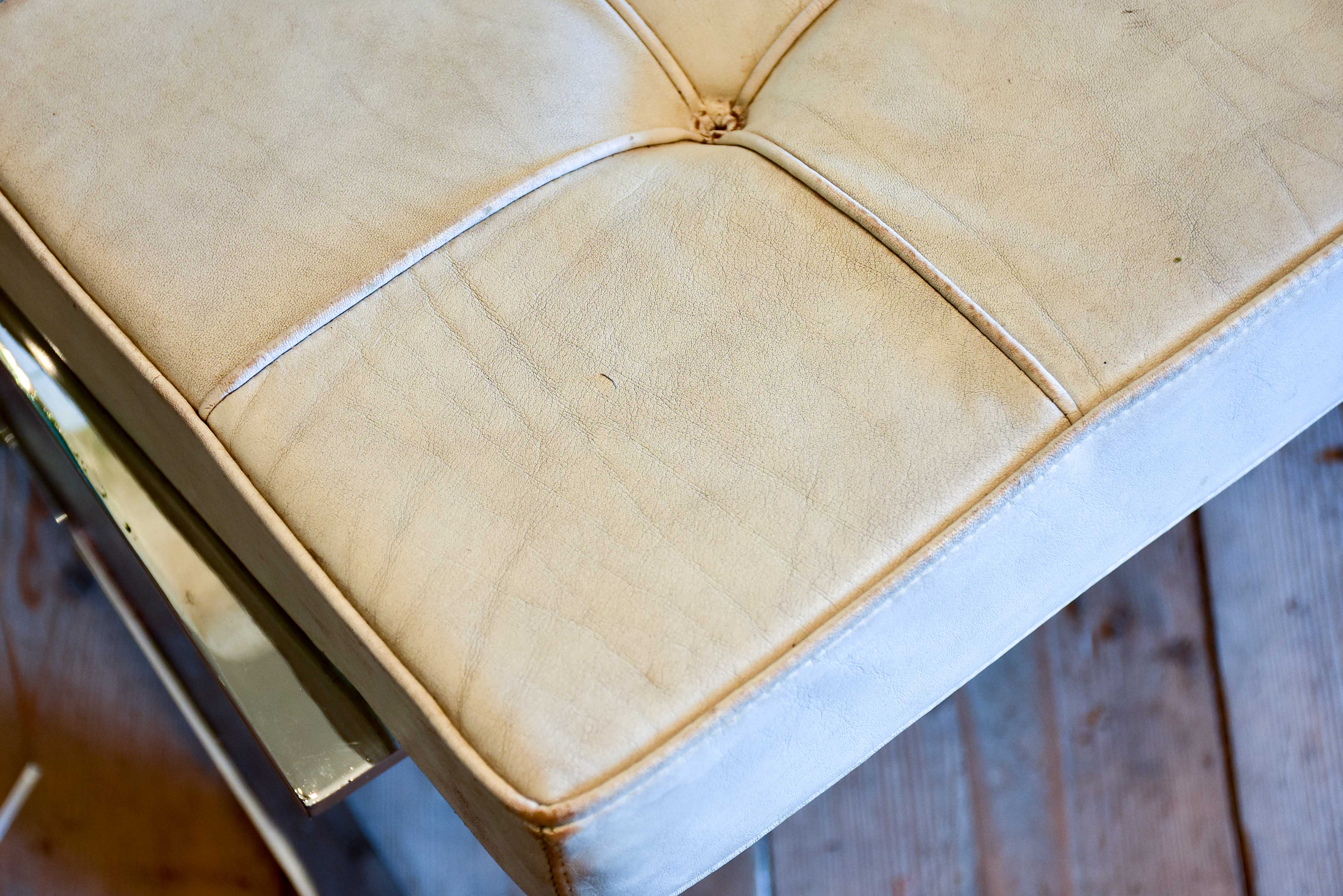 Pair of original Barcelona chairs with white leather - Mies van der Rohe for Knoll