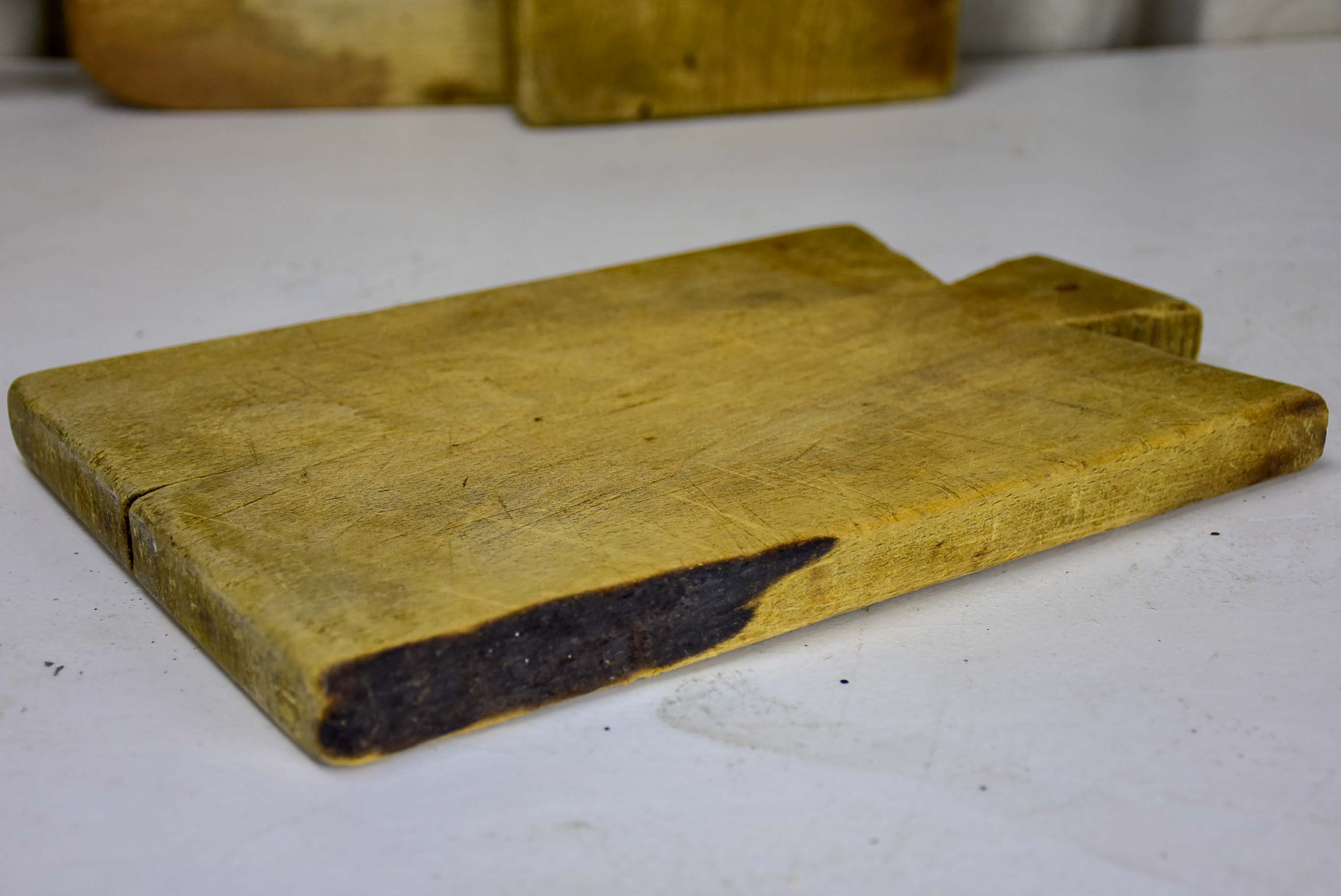 Antique French cutting board with pointed shoulders 12 ½''