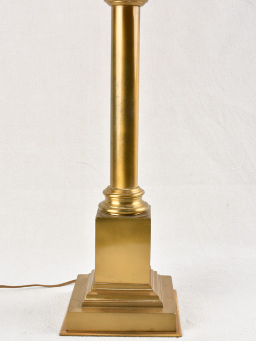 'Aged gold-colored table lamp'