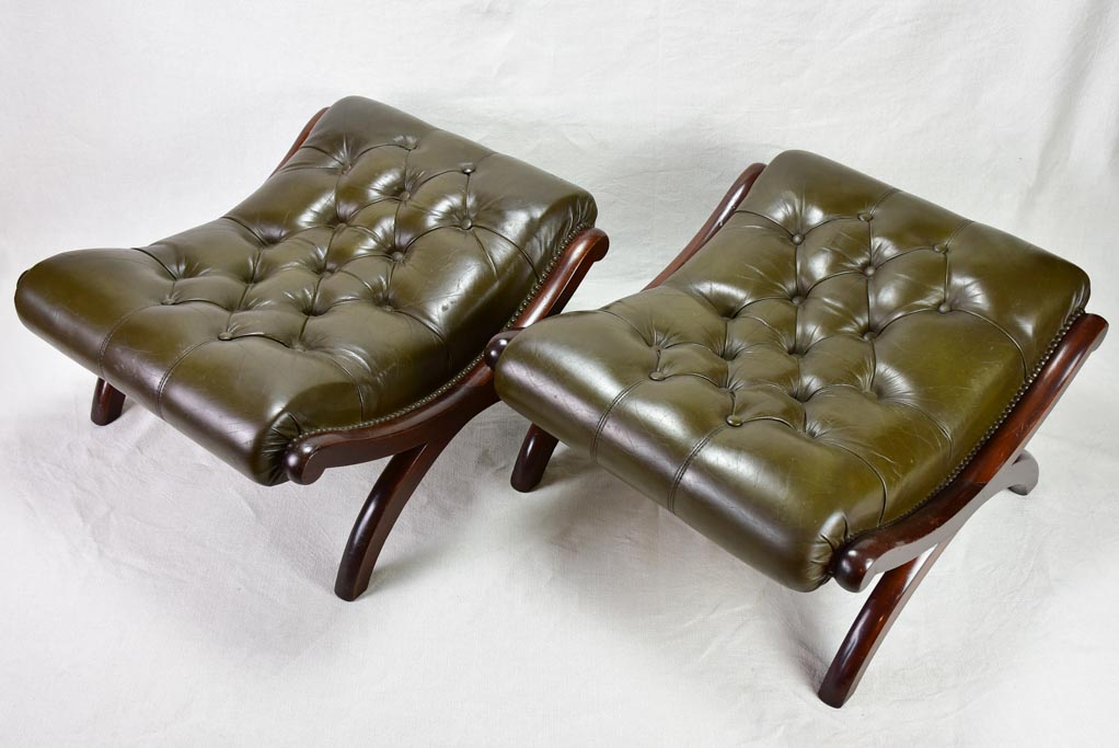 Pair of 1940's English leather and mahogany footrests - Chesterfield