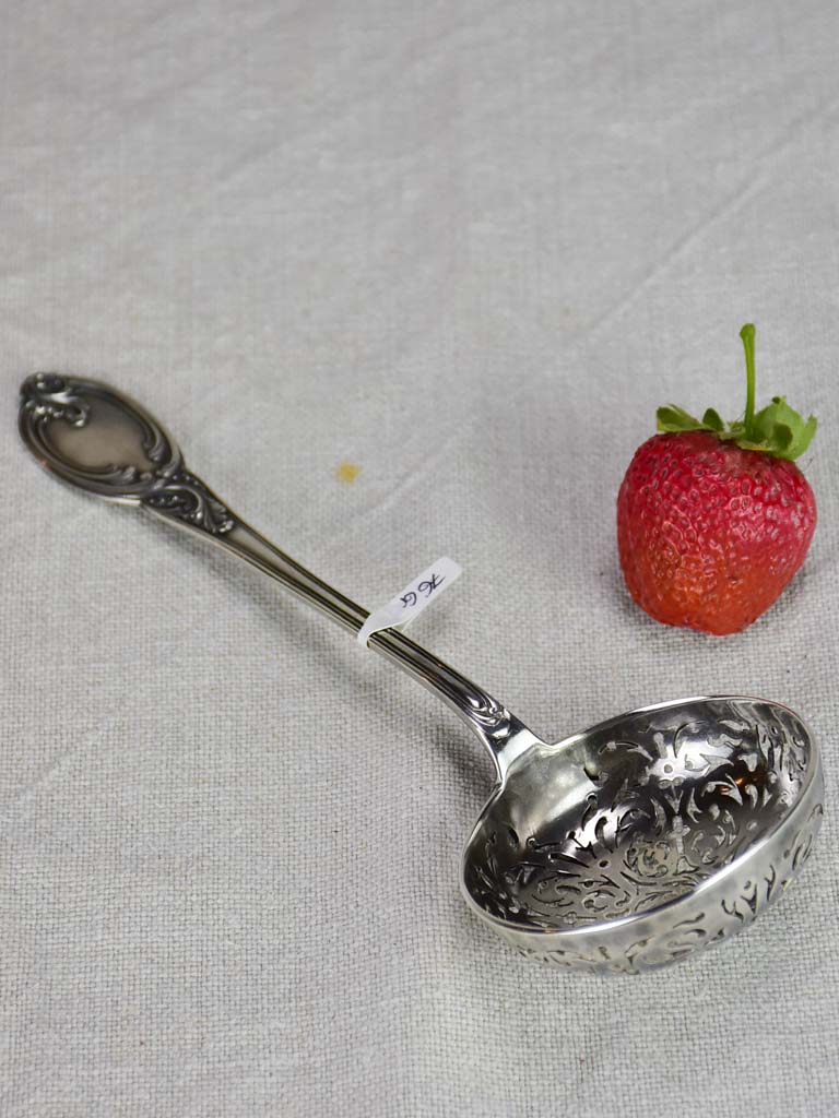 Pretty perforated 19th century solid silver ladle saupoudreuse 76 grams