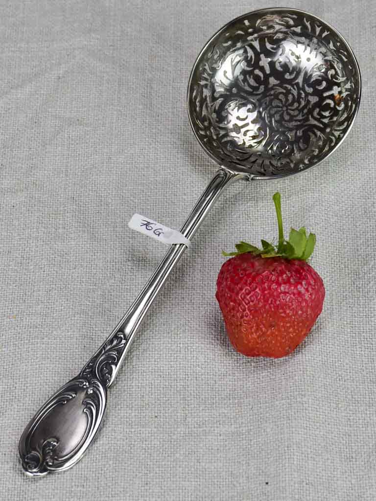 Pretty perforated 19th century solid silver ladle saupoudreuse 76 grams