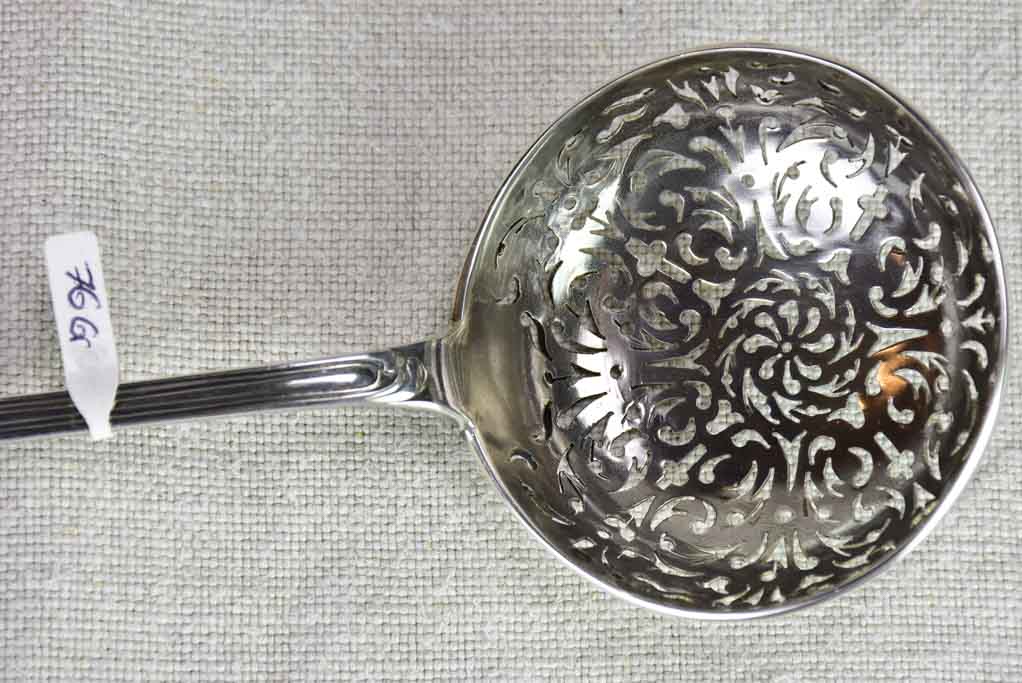 Pretty perforated 19th century solid silver ladle saupoudreuse 76 grams