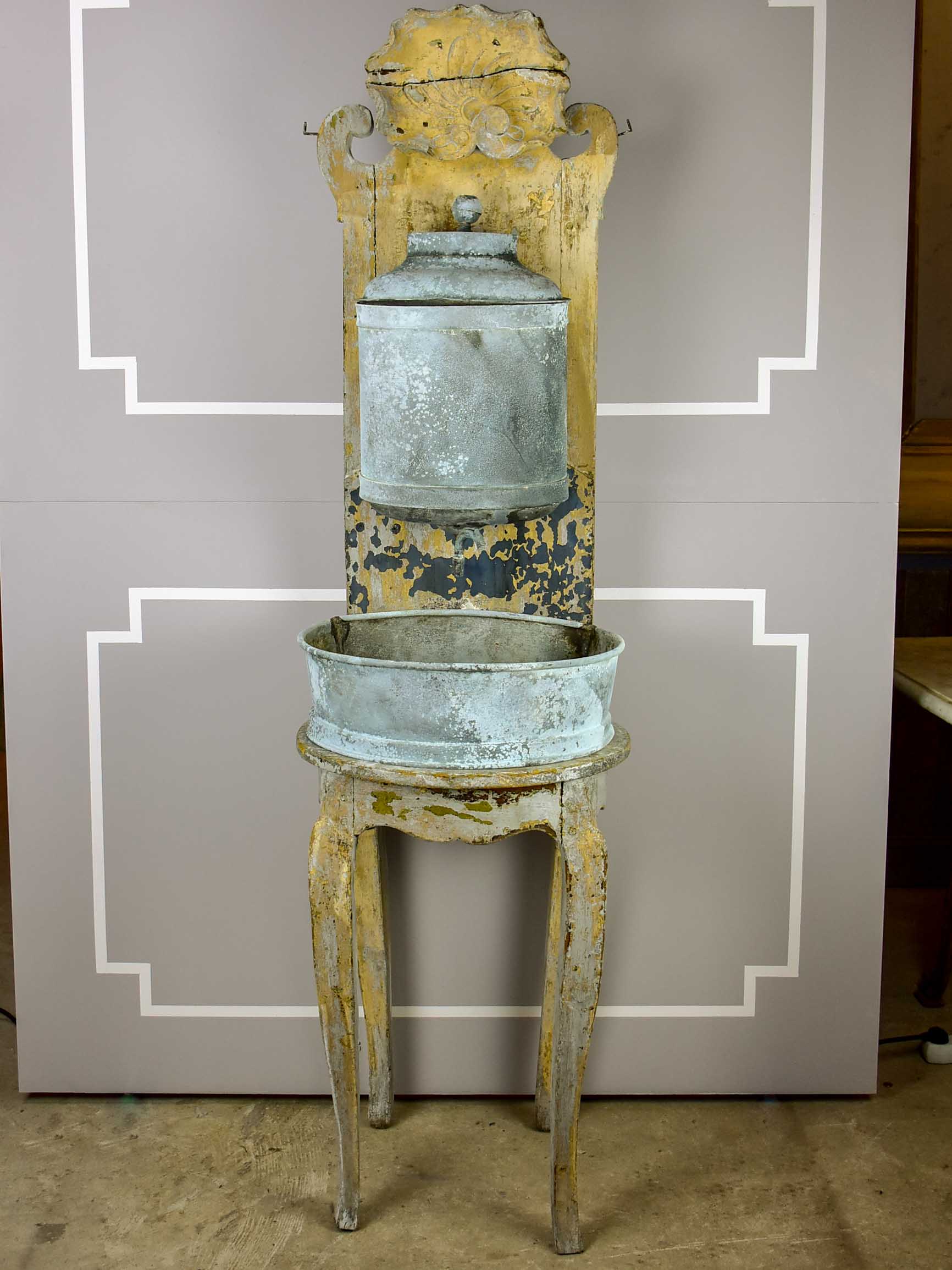 Rustic 18th-century oak wash stand