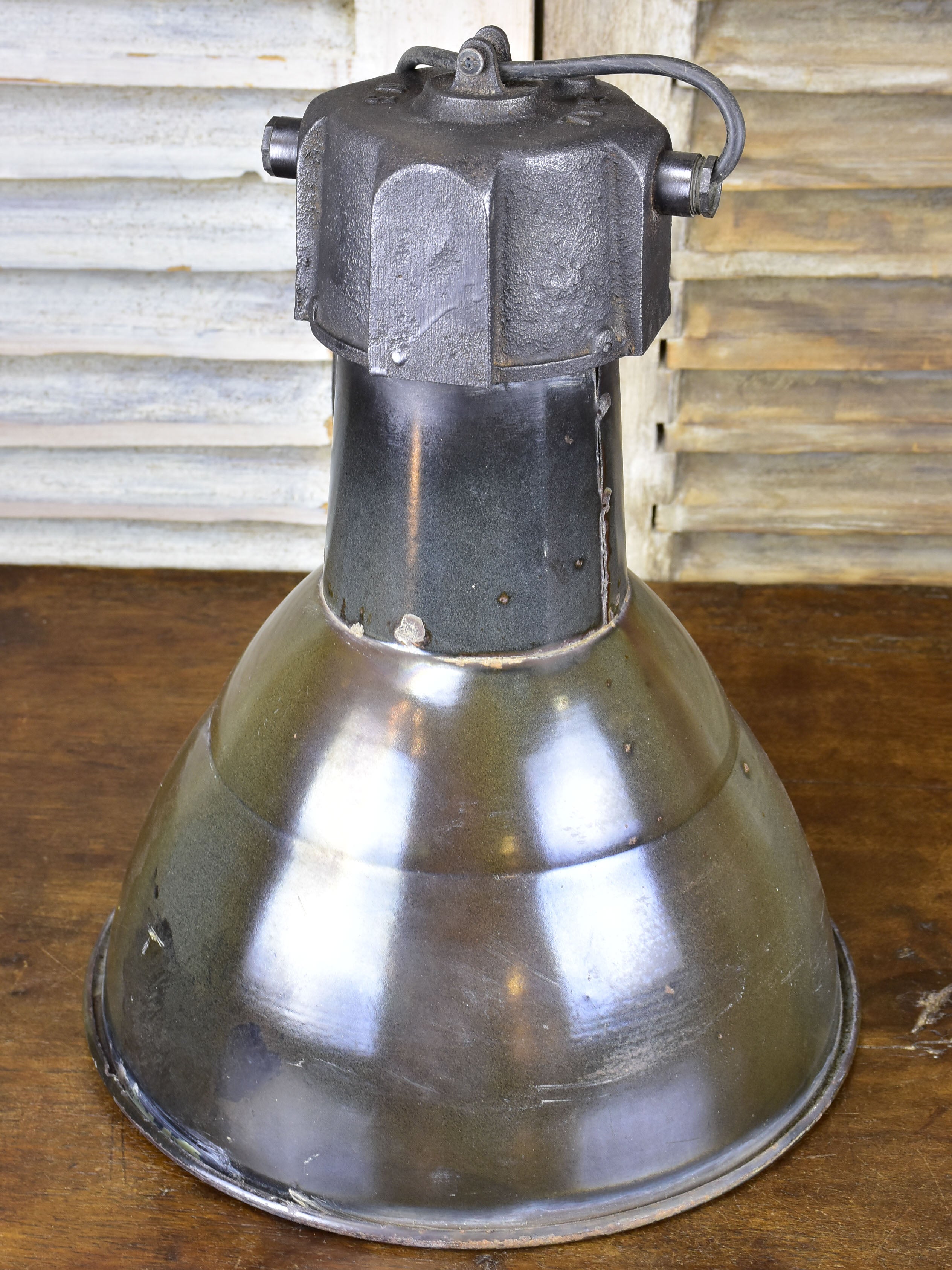 Industrial enamel suspended lamp