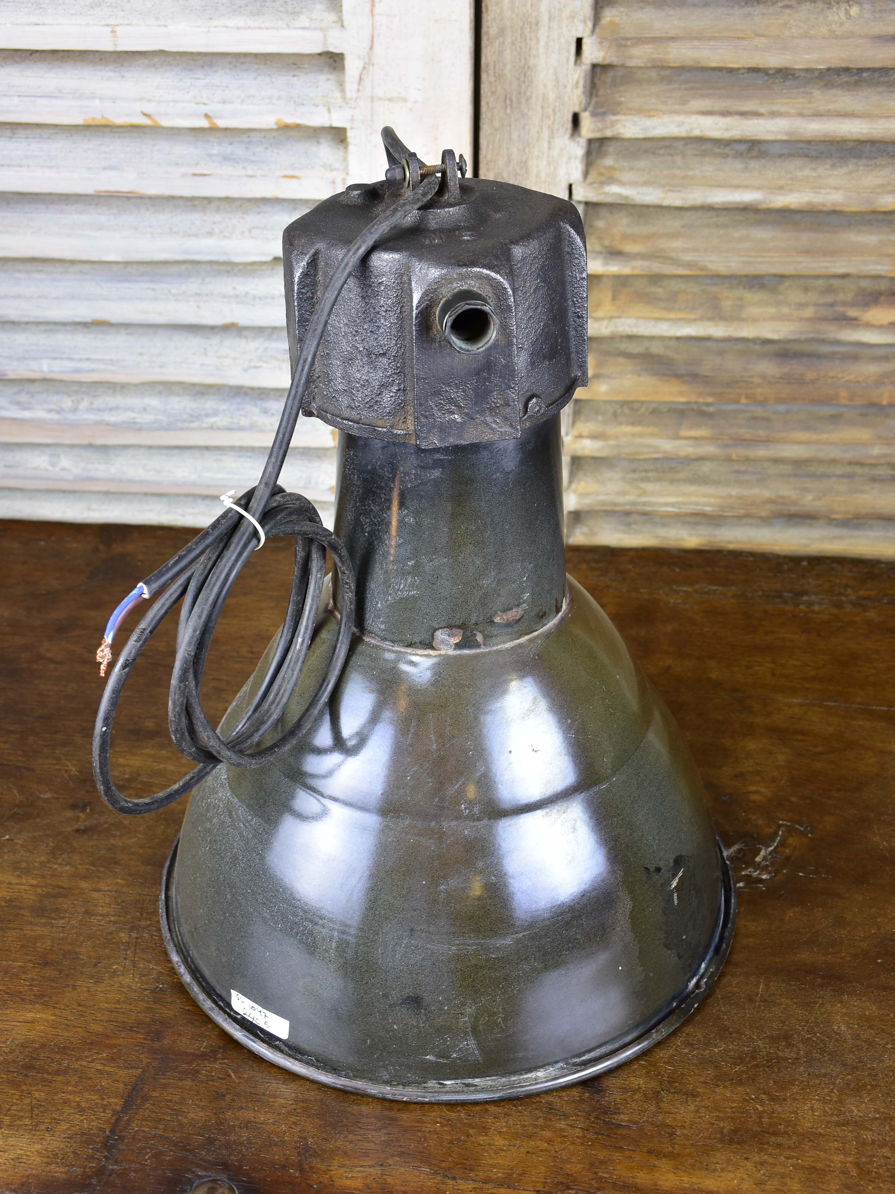 Industrial enamel suspended lamp