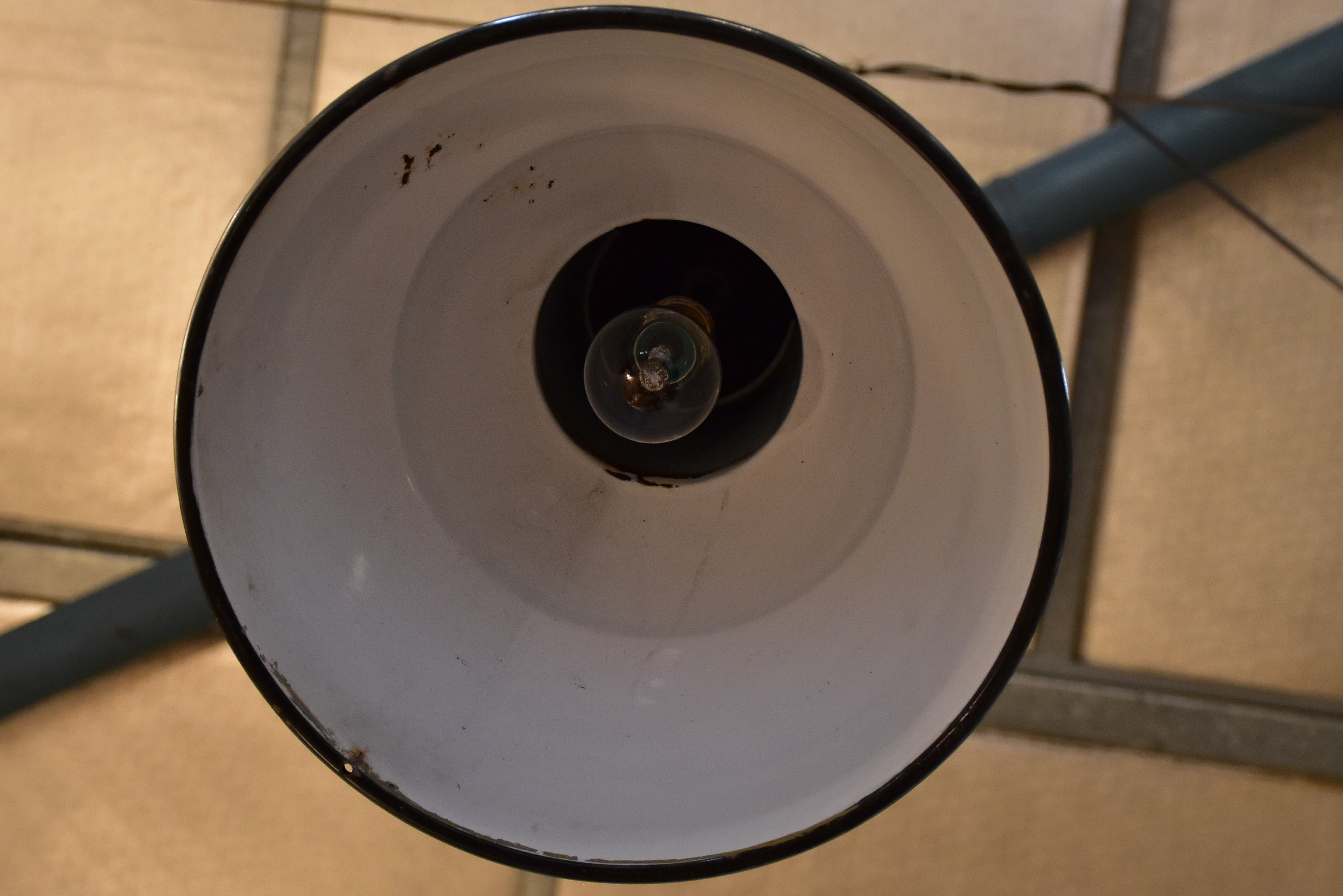 Industrial enamel suspended lamp