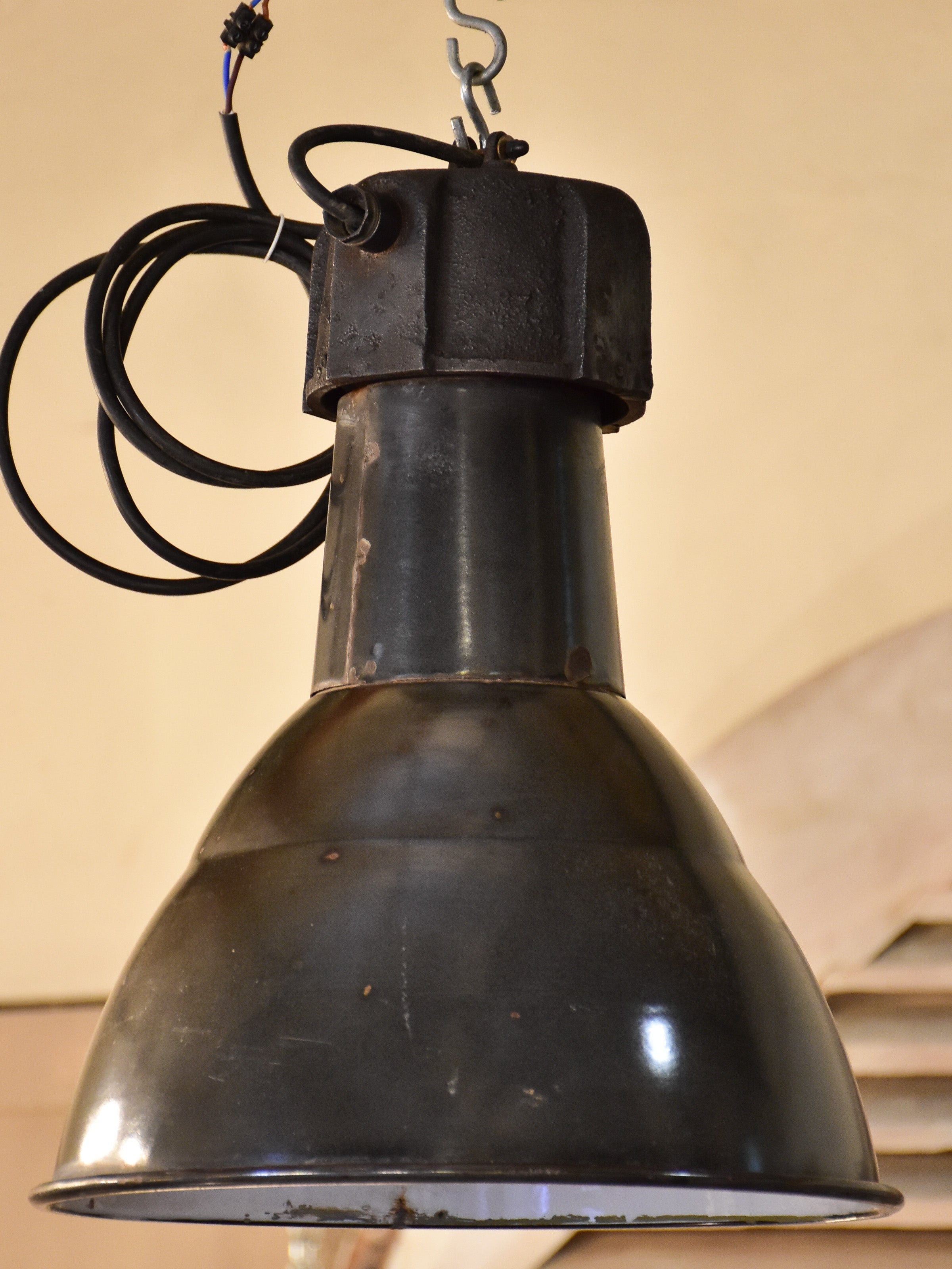 Industrial enamel suspended lamp