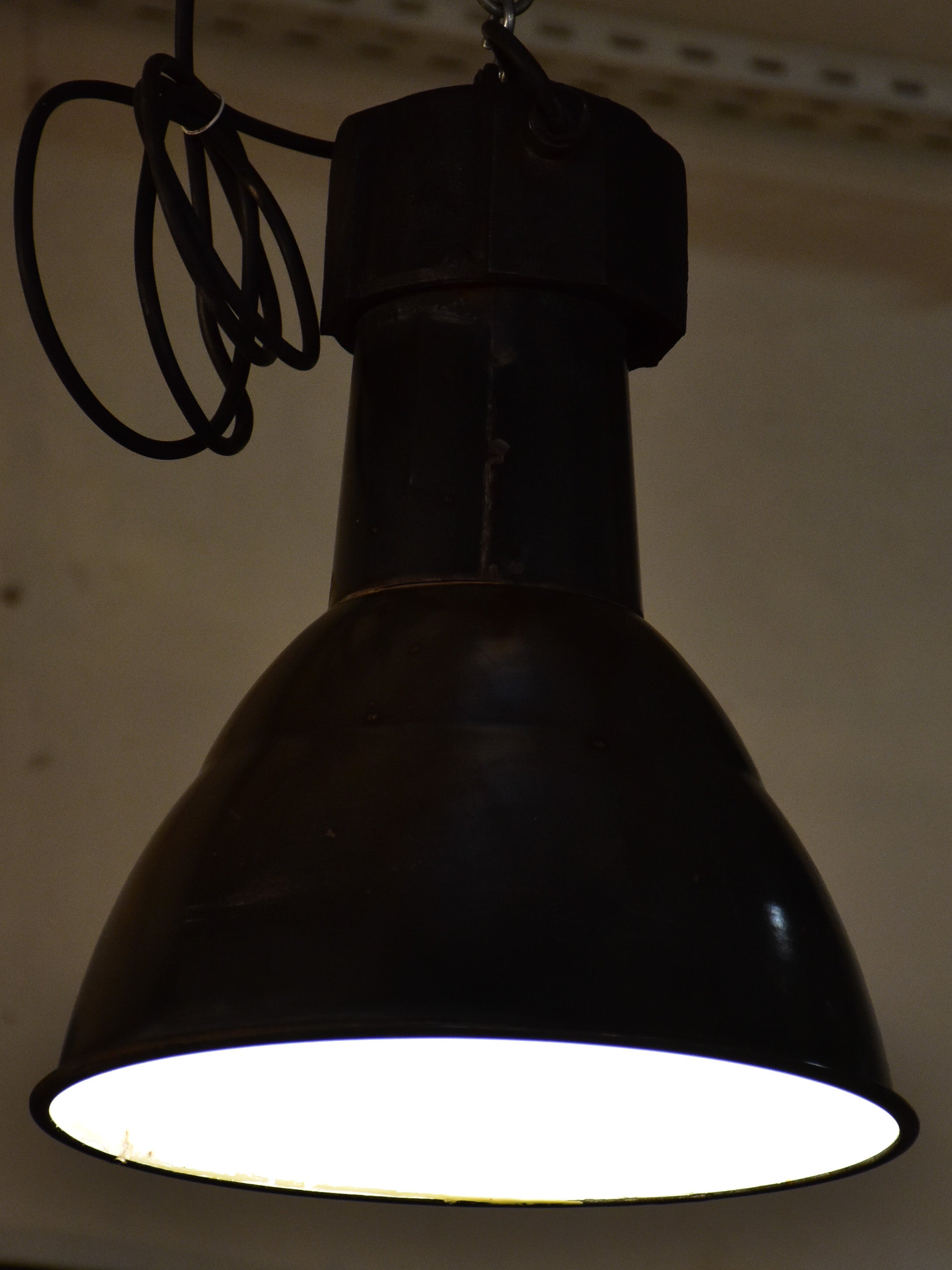 Industrial enamel suspended lamp