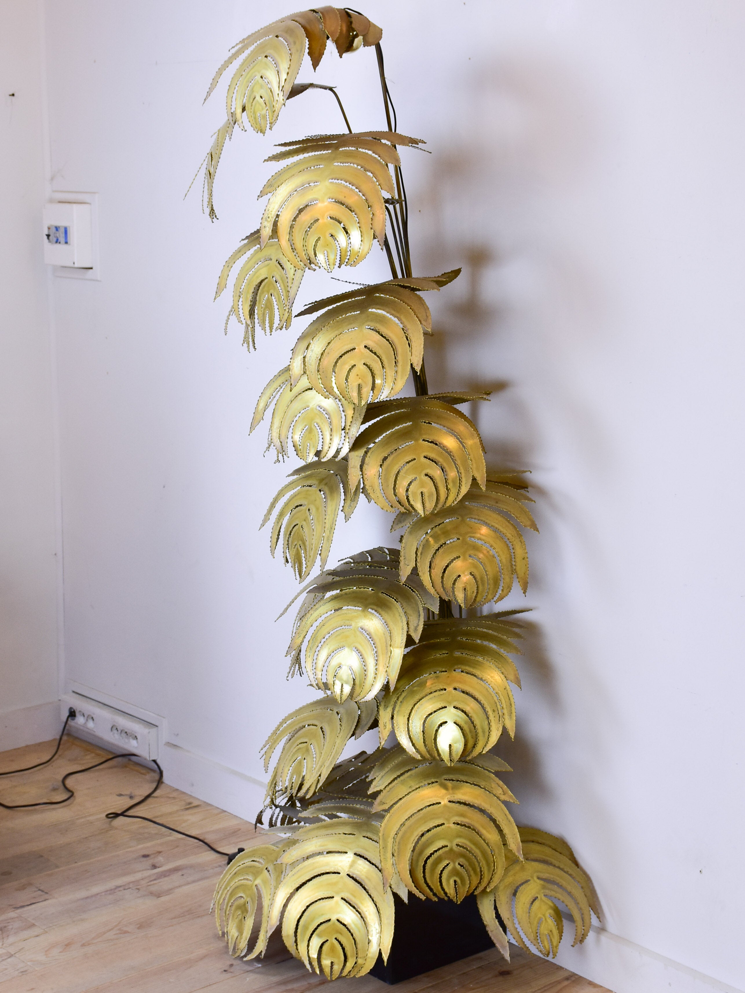 Large mid-century floor lamp with gold leaves, Maison Jansen