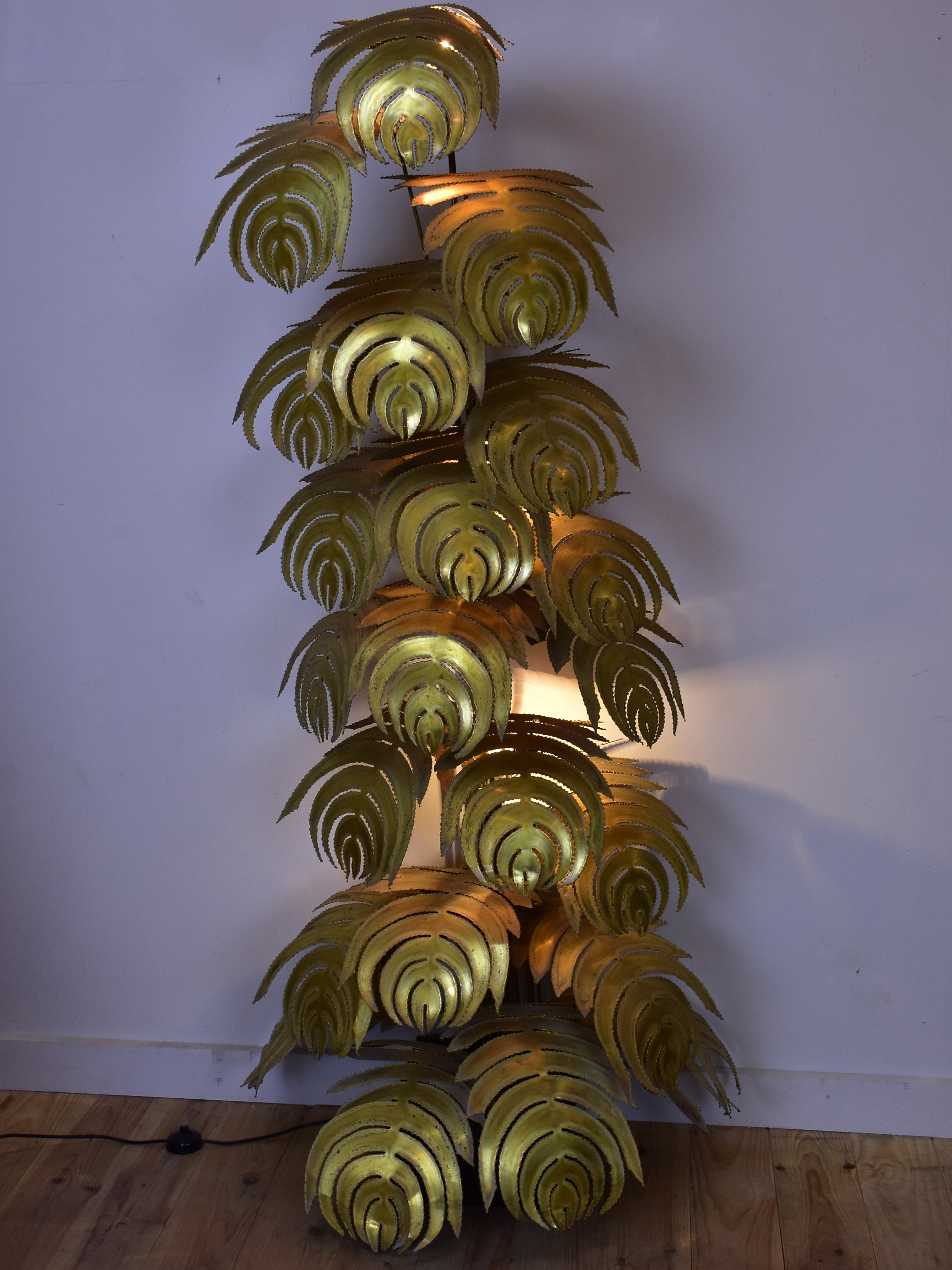 Large mid-century floor lamp with gold leaves, Maison Jansen