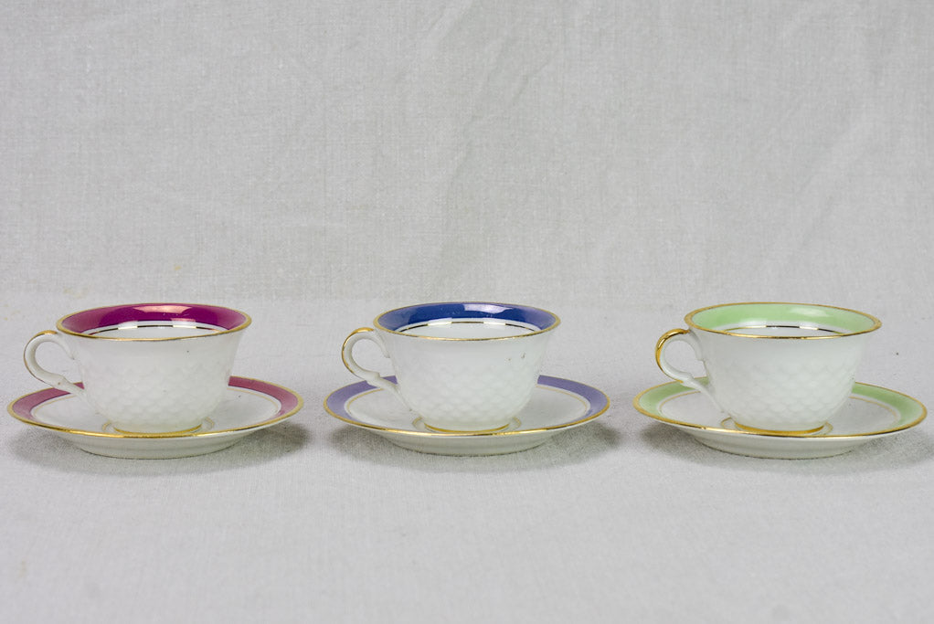 Distinctive set of multicolor saucers