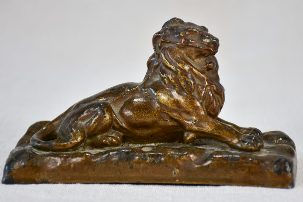 Resting lion desk ornament / paper weight