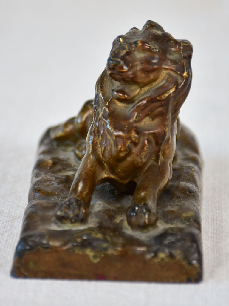 Resting lion desk ornament / paper weight