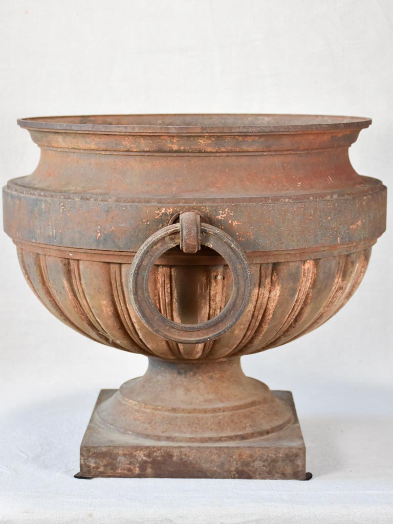 Spectacular large cast iron garden urn from the 18th century 22"