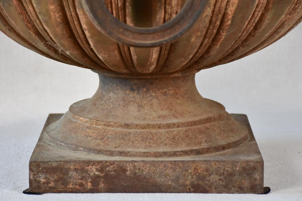 Spectacular large cast iron garden urn from the 18th century 22"