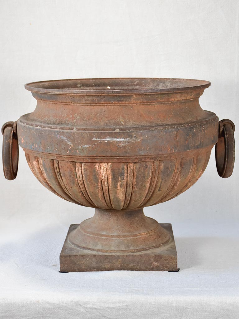 Spectacular large cast iron garden urn from the 18th century 22"