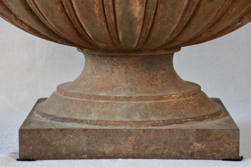 Spectacular large cast iron garden urn from the 18th century 22"