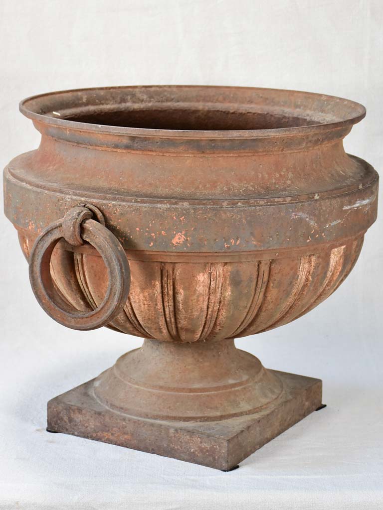 Spectacular large cast iron garden urn from the 18th century 22"