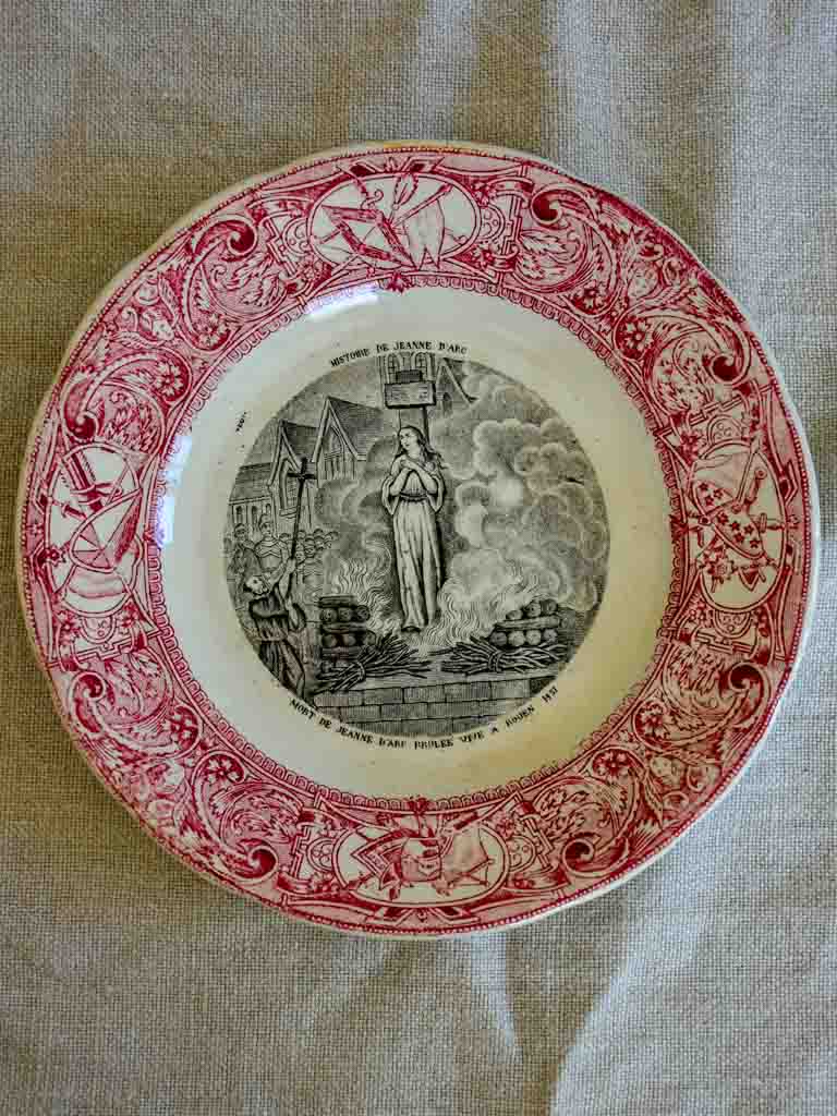 Collection of 13 Jeanne D'arc Gien plates - late 19th Century