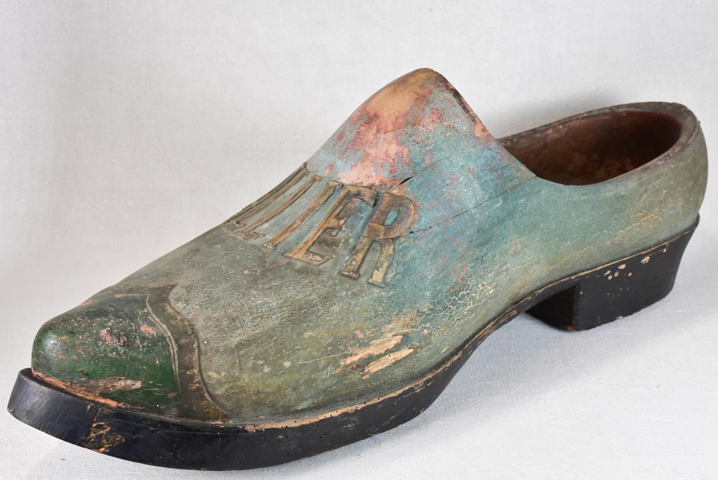 Very large nineteenth-century wooden shoe sculpture - Allier 33¾"