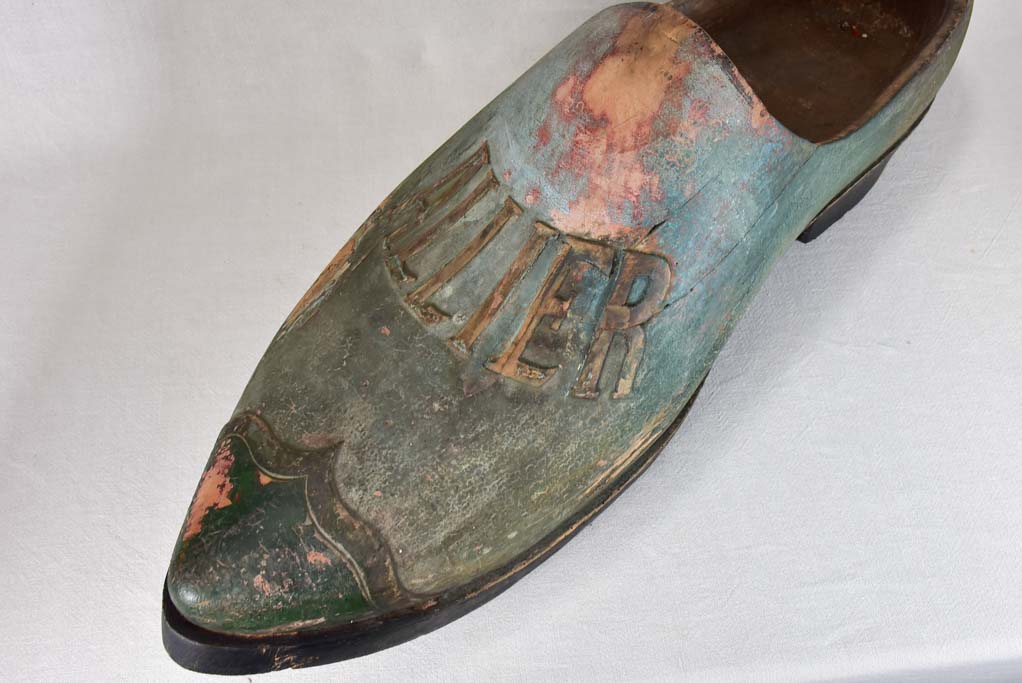 Very large nineteenth-century wooden shoe sculpture - Allier 33¾"