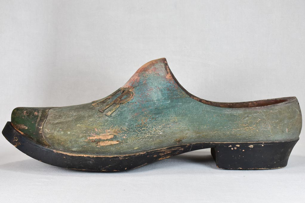 Very large nineteenth-century wooden shoe sculpture - Allier 33¾"