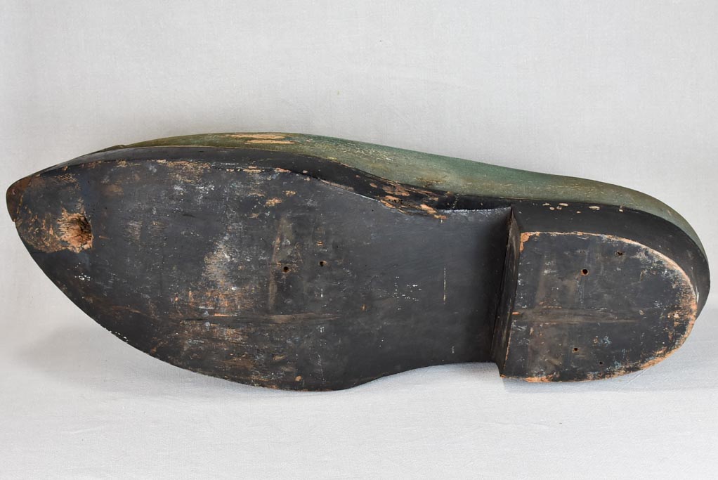 Very large nineteenth-century wooden shoe sculpture - Allier 33¾"