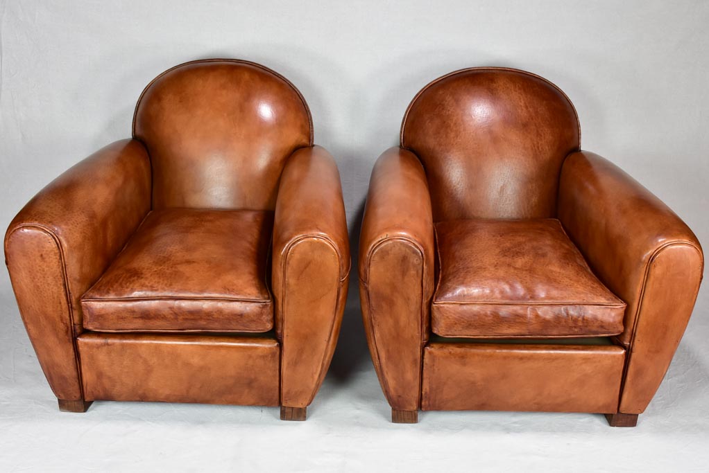 Comfort-promoting round leather armchairs