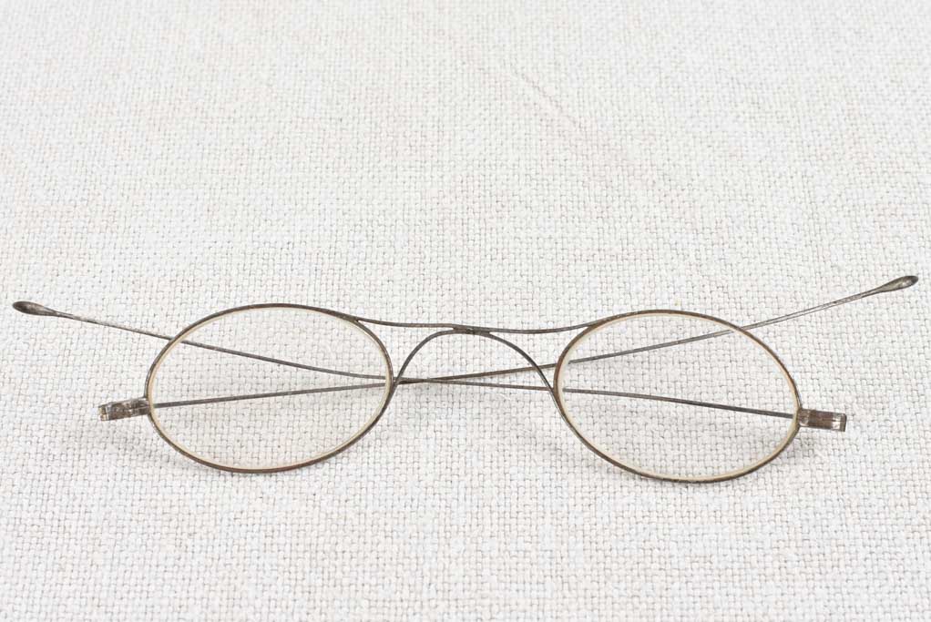 Delicate decorative accent reading glasses