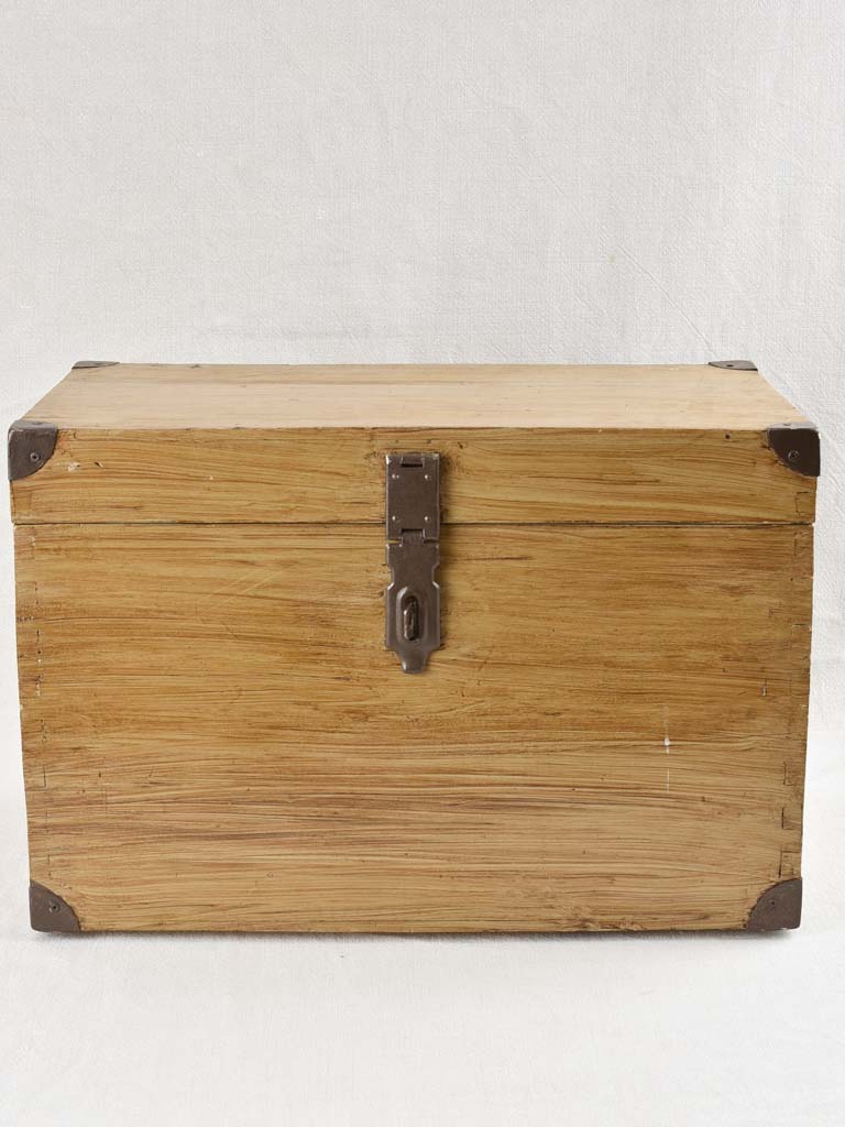 Cabinet maker's wooden chest 20½"