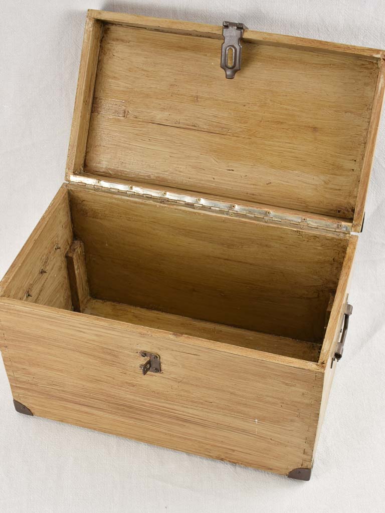 Cabinet maker's wooden chest 20½"