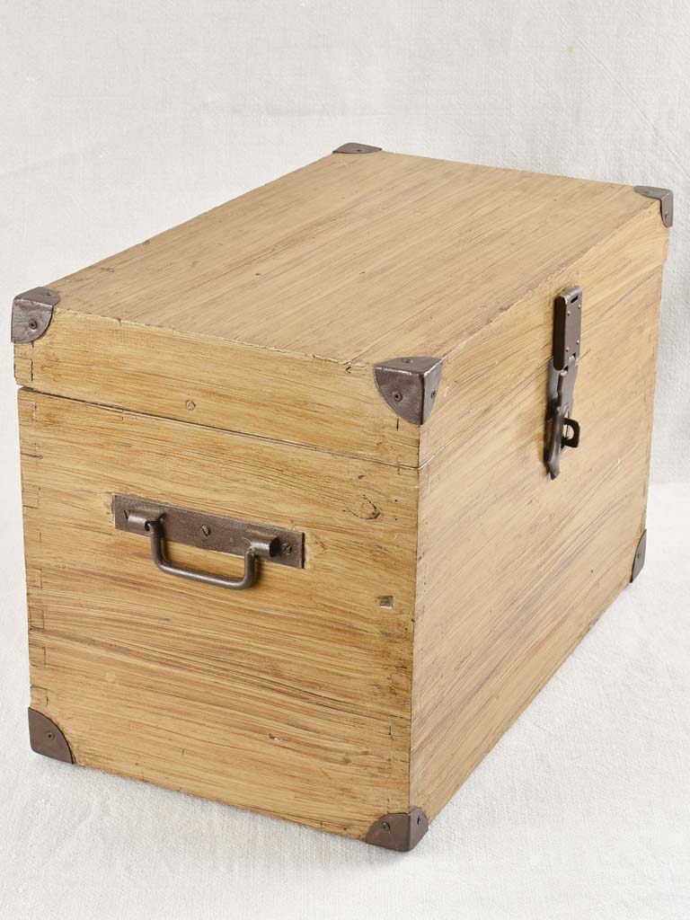 Cabinet maker's wooden chest 20½"