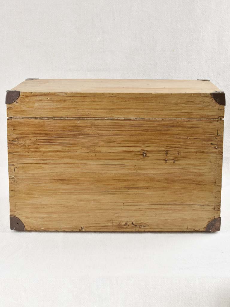 Cabinet maker's wooden chest 20½"