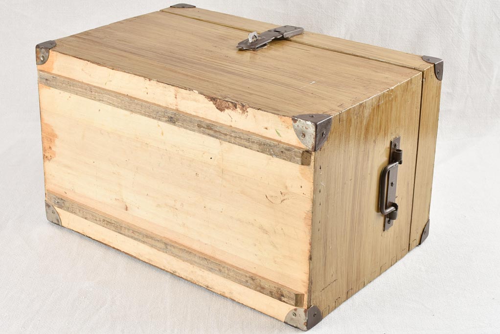 Cabinet maker's wooden chest 20½"