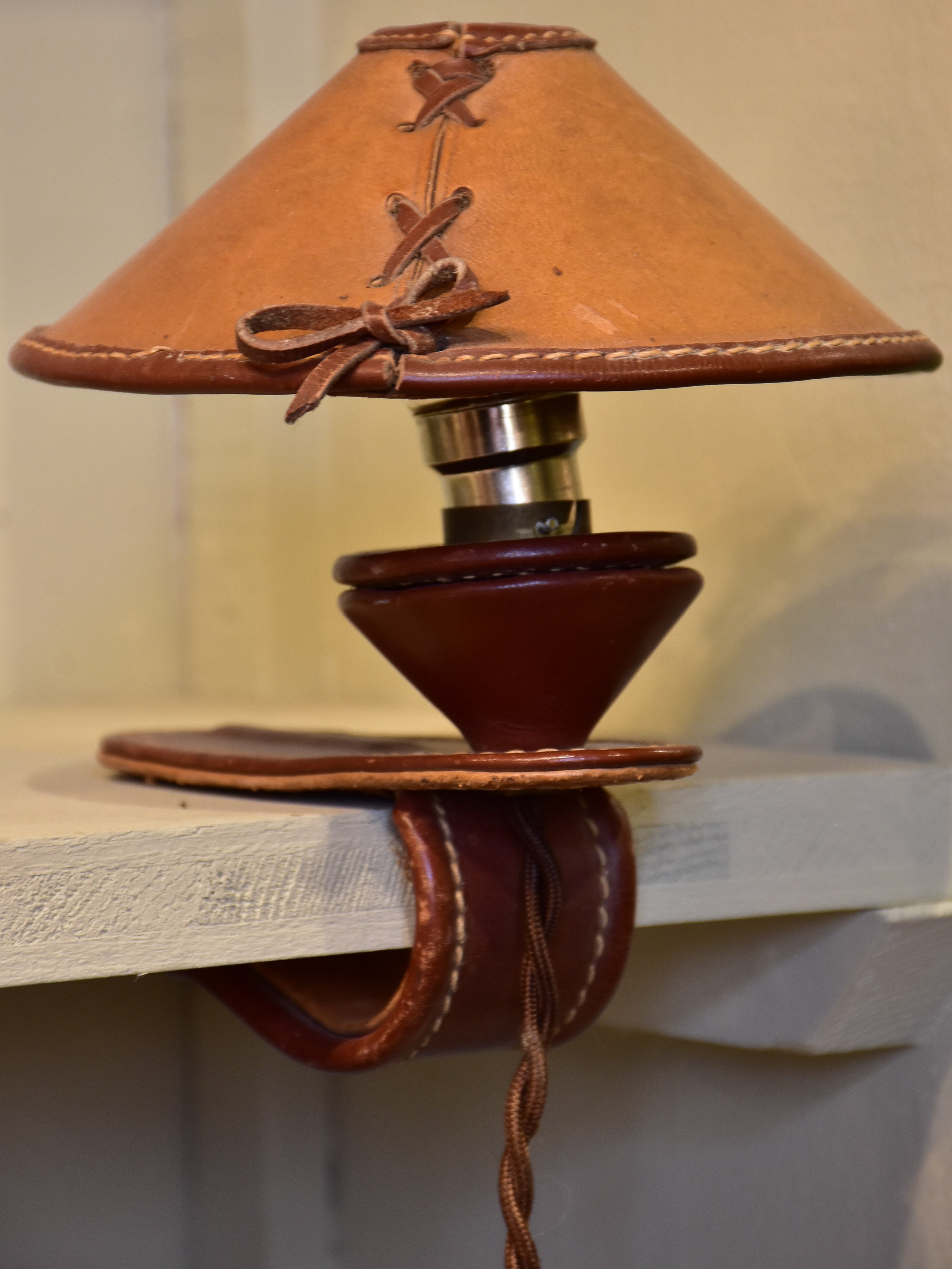 Mini vintage shelf lamp in leather