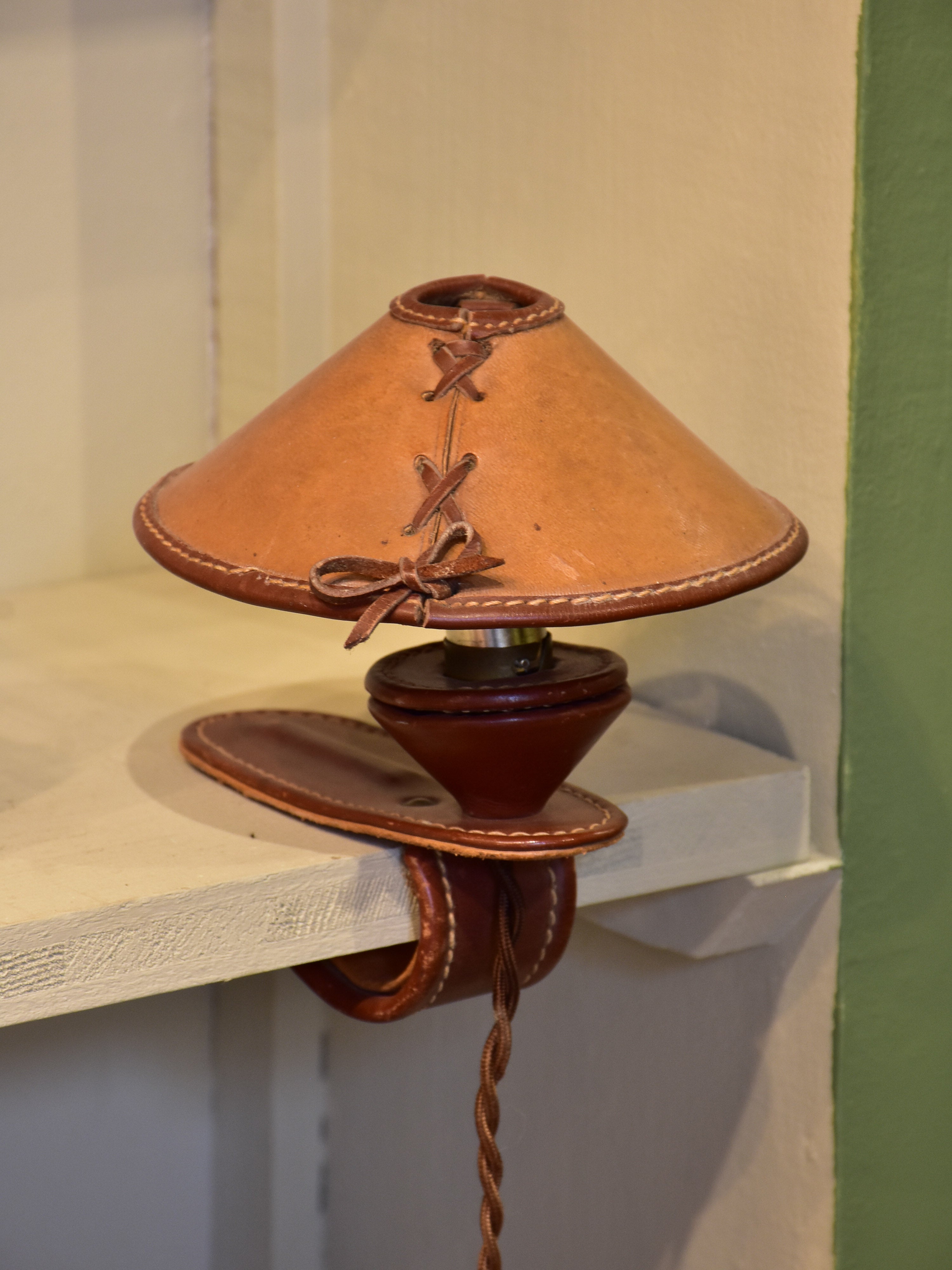 Mini vintage shelf lamp in leather