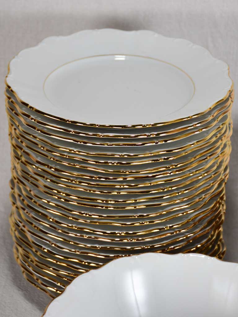 Pretty undulating edge porcelain dinnerware