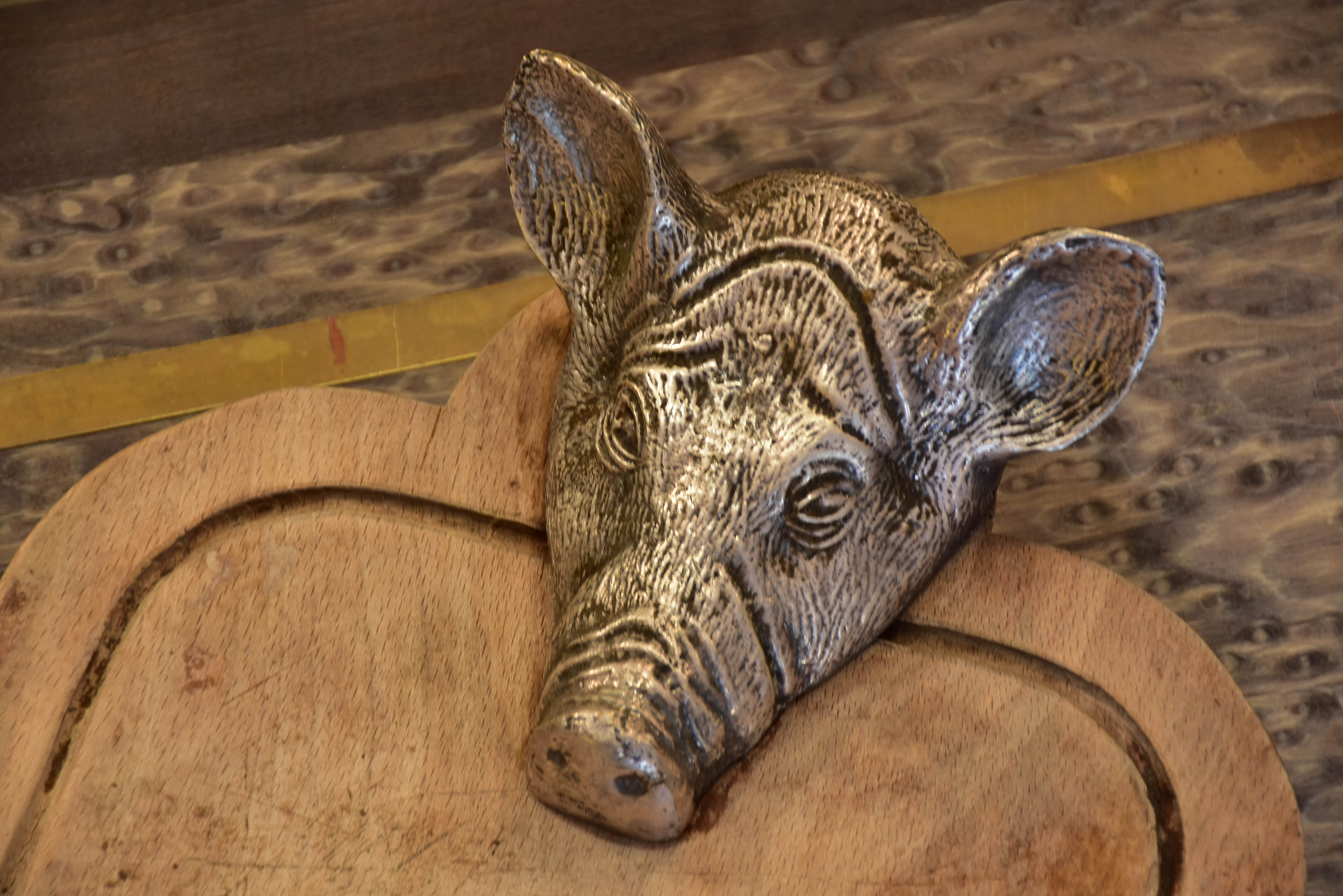 Valenti cutting board with pig's head