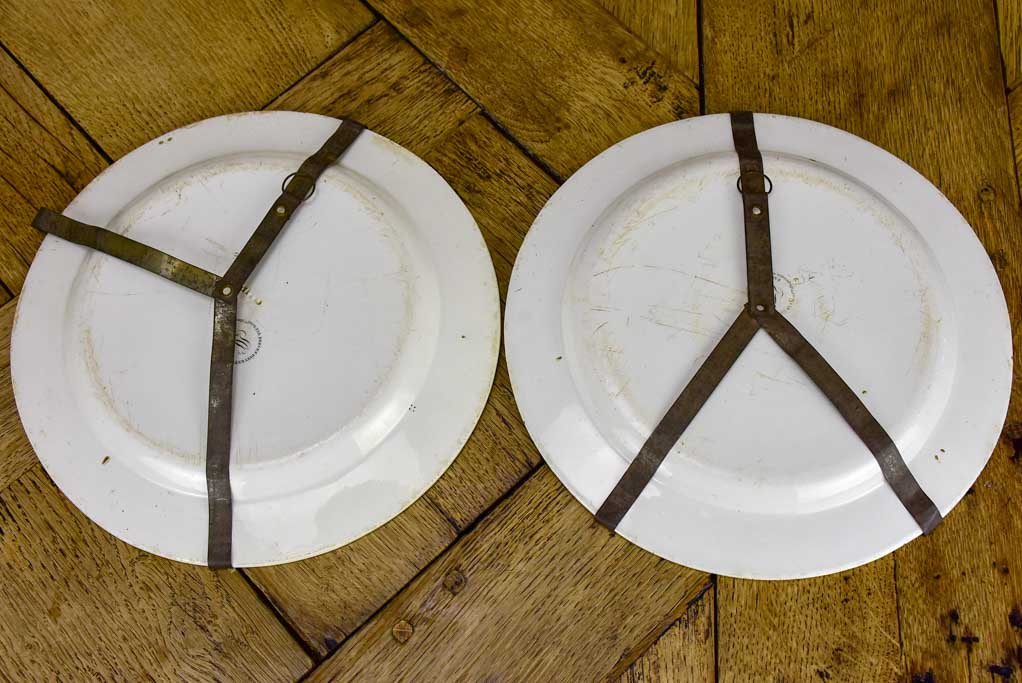 Pair of faience plates from Paris with profile portraits