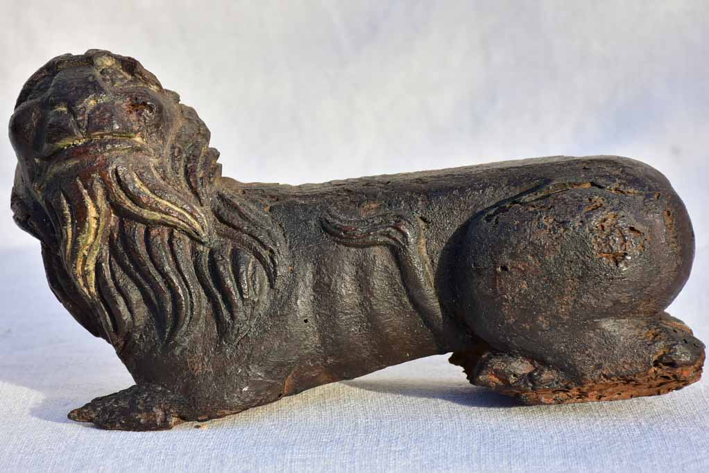 Rare 18th century Italian carved lion decorative element